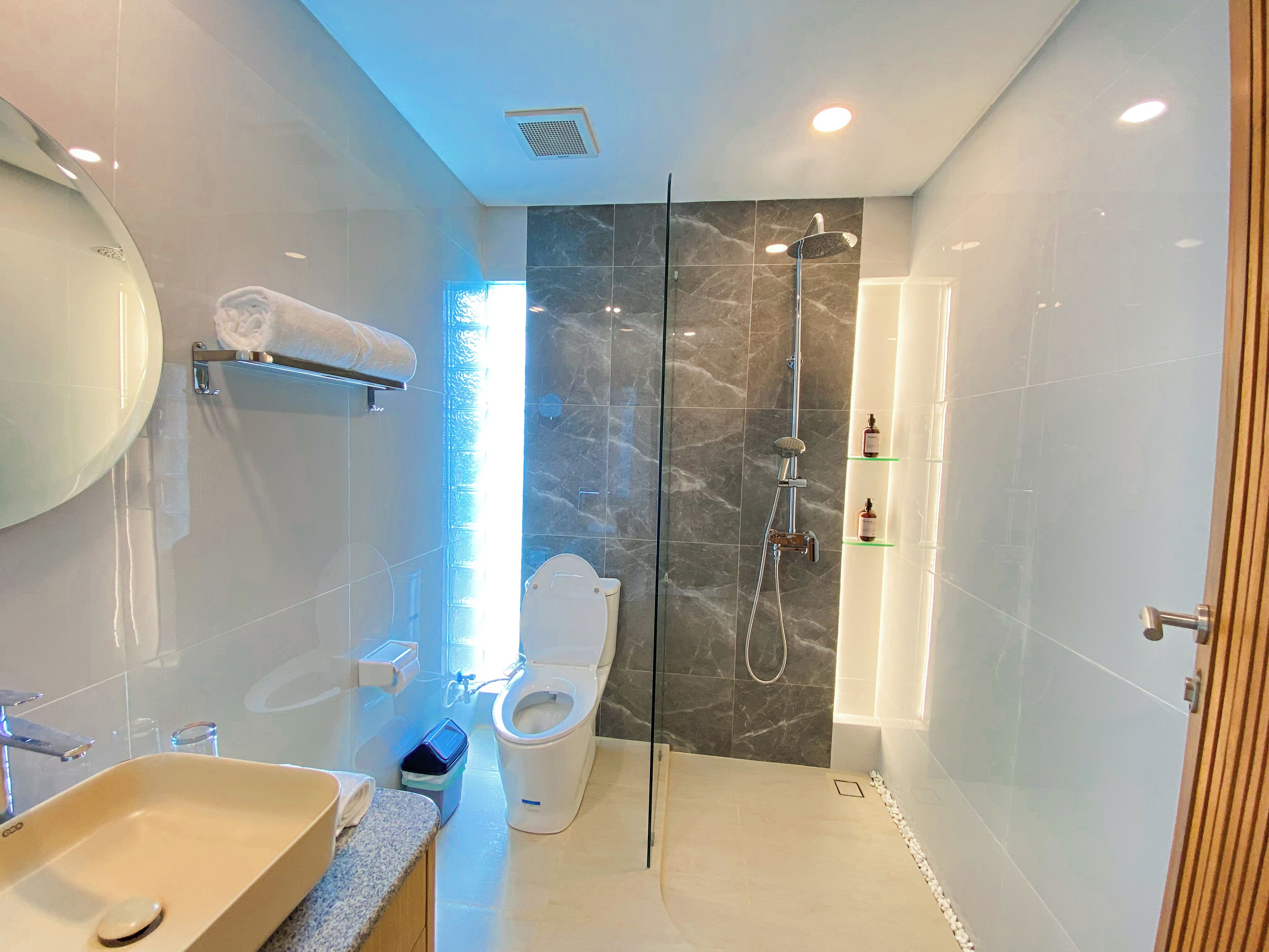 Serviettes fournies, savon, shampoing, papier toilette