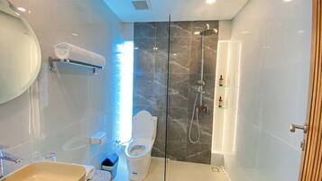 Serviettes fournies, savon, shampoing, papier toilette