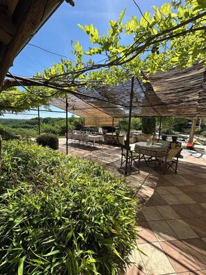 Outdoor dining - La Maison Soleil du Levant (Sérignac)