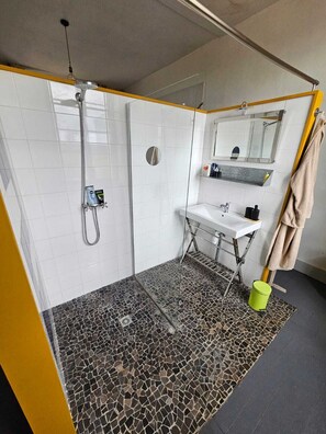 Shower, hair dryer, towels, soap - La Maison Soleil du Levant (Sérignac)