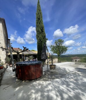 Outdoor spa tub - La Maison Soleil du Levant (Sérignac)