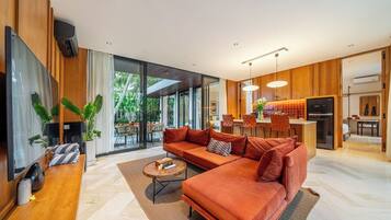 Vila grand, vista para o jardim | Área de estar | Smart TV 50 polegadas com canais digitais