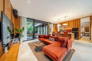 Grand Villa, Garden View | Living area | 50-inch Smart TV with digital channels - Happiness Residence Ubud (Kabupaten Gianyar)