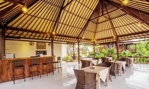 Outdoor dining - Bukit Ancak Lembongan Resort (Lembongan Island)