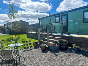 Terrace/patio - Watercolours is a stylish one-bedroom lodge for two at Forest View Park, Moota. (Moota)