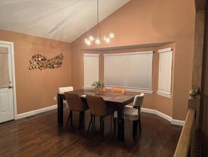 Dining - Vrbo Property (Lee's Summit)