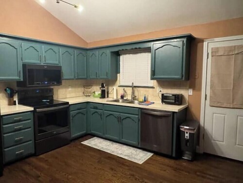 Private Cul-de-Sac Home near Downtown Lee's Summit