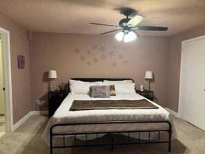 Room - Vrbo Property (Lee's Summit)