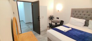 1 bedroom, iron/ironing board, WiFi, bed sheets - Soothing 1-bedroom apartment with AC in vibrant Cape Town (Cape Town)