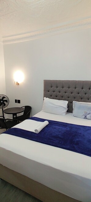 1 bedroom, iron/ironing board, WiFi, bed sheets - Soothing 1-bedroom apartment with AC in vibrant Cape Town (Cape Town)