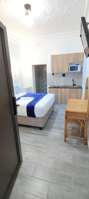 1 bedroom, iron/ironing board, WiFi, bed sheets - Soothing 1-bedroom apartment with AC in vibrant Cape Town (Cape Town)