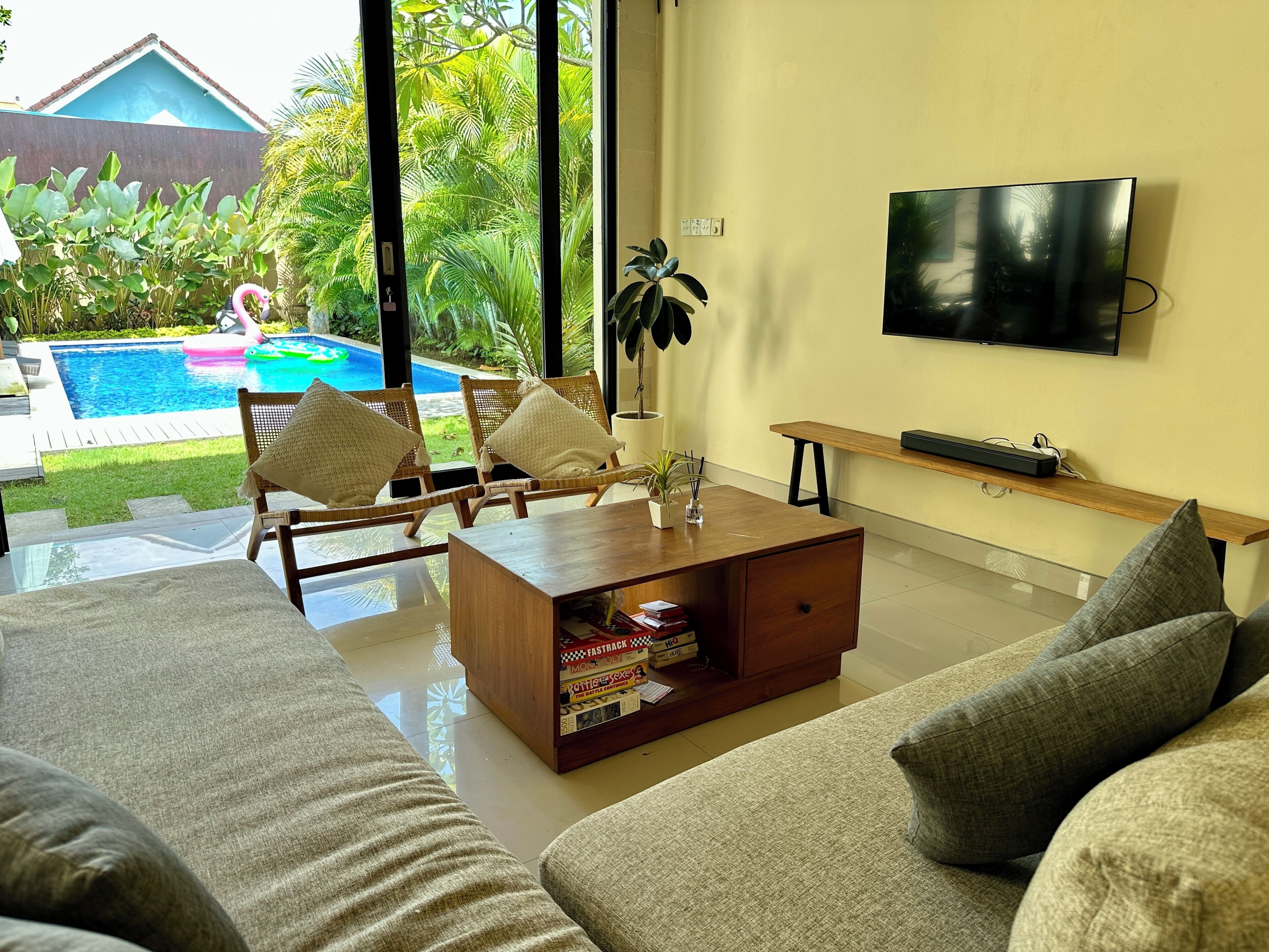 Villa, Balkon, Poolblick | Wohnbereich