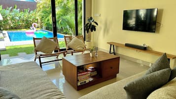 Villa, Balkon, Poolblick | Wohnbereich