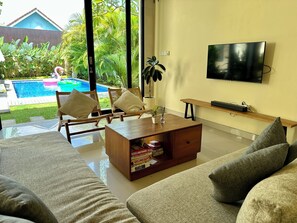Villa, balcon, vue piscine | Coin séjour