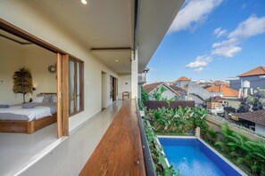 Vila, sacada, vista para a piscina | Cofres nos quartos, escrivaninha, cortinas blackout