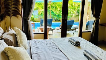 Villa, balkon, uitzicht op zwembad | Uitzicht vanuit de kamer