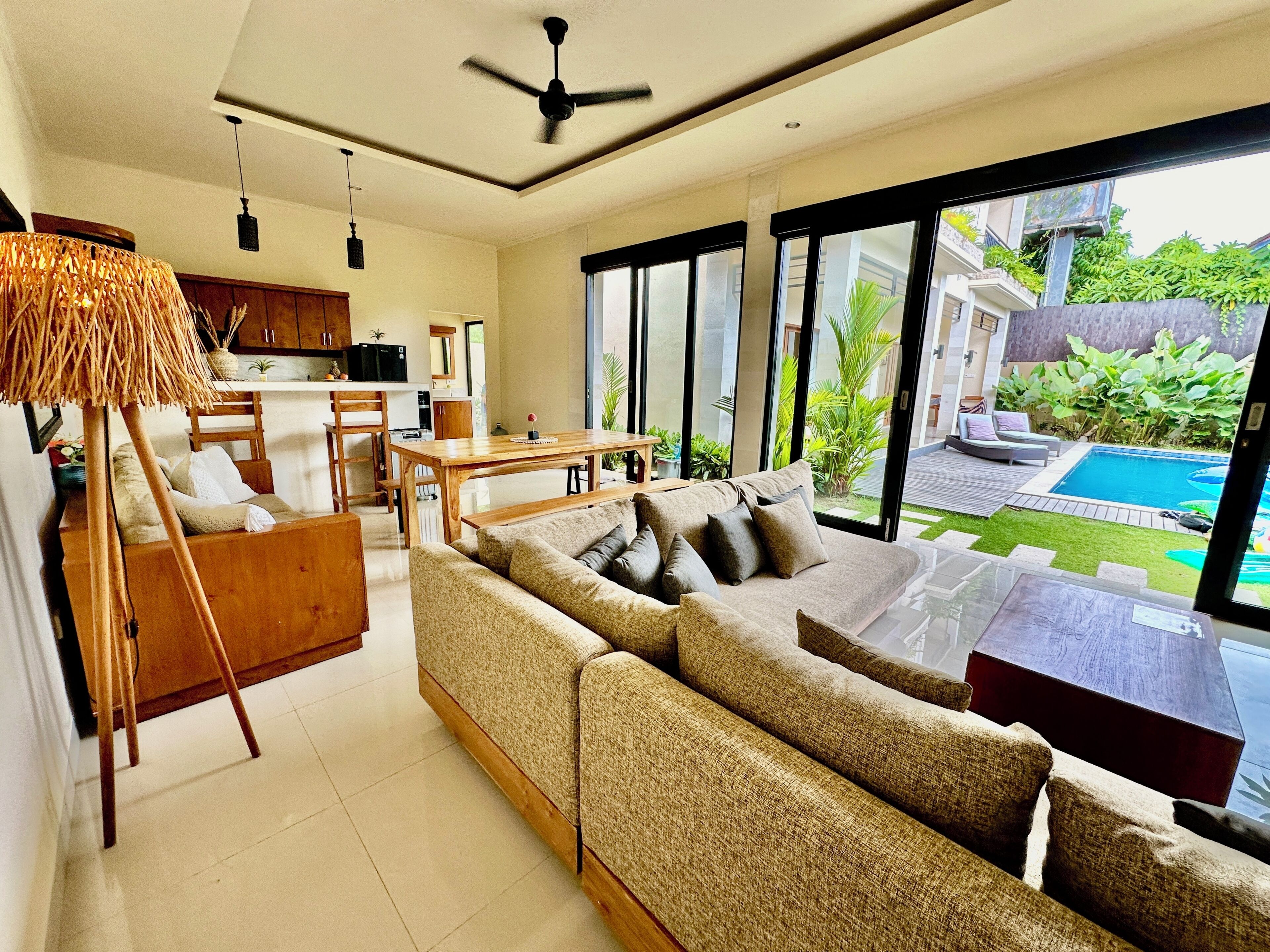 Villa, Balkon, Poolblick | Wohnbereich