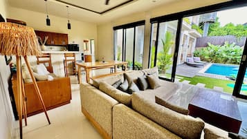 Villa, Balkon, Poolblick | Wohnbereich