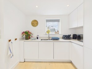 Fridge, microwave, oven, stovetop - Stunning 3-Bed Coastal Eco Retreat | Near Beaches (Falmouth)