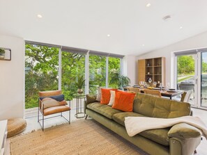 TV, books - Stunning 3-Bed Coastal Eco Retreat | Near Beaches (Falmouth)