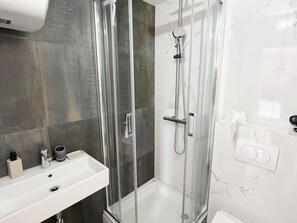 Apartment | Bathroom - Coastal Escape for 2 in Sukosan (Sukosan)