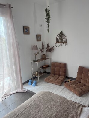 Ein modernes Wohnzimmer mit einer Couch, einem Couchtisch und einem Beistelltisch mit einer Lampe.