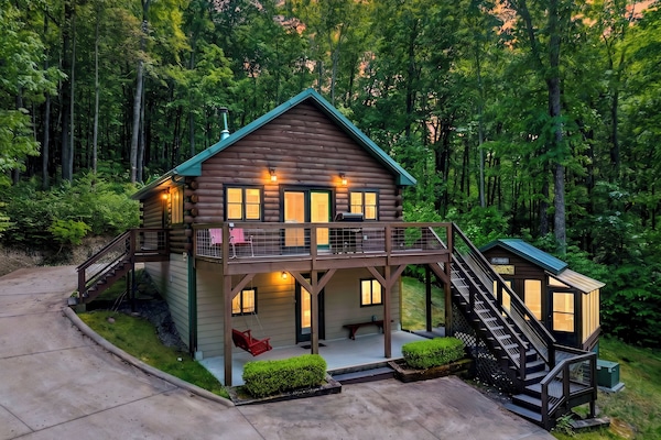 Welcome to The Hearthwood! A Forest-Wrapped Hideaway Near Lake Toxaway