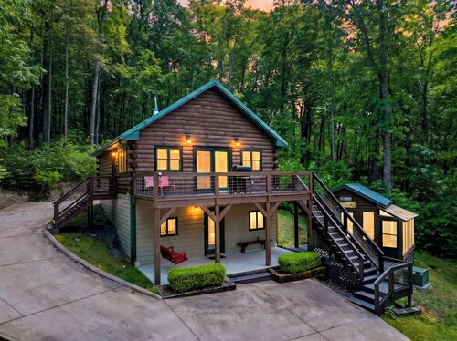 Cozy Cabin + Bunks | Porch + Firepit | Waterfalls + Brevard | The Hearthwood