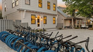 Un edificio con una fila de bicicletas estacionadas afuera.