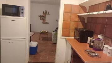 Fridge, microwave, oven, coffee/tea maker