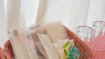 Apartamento superior, 2 quartos, sacada | Comodidades do banheiro | Chuveiro/banheira combinados, secador de cabelo, chinelos