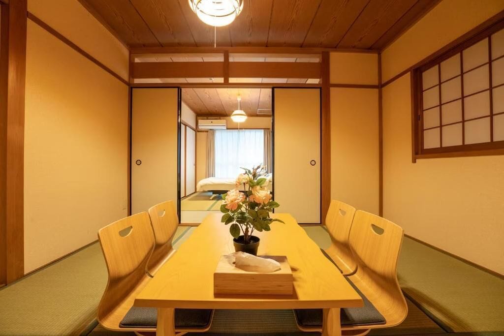 Departamento clásico, varias camas, balcón | Restaurantes