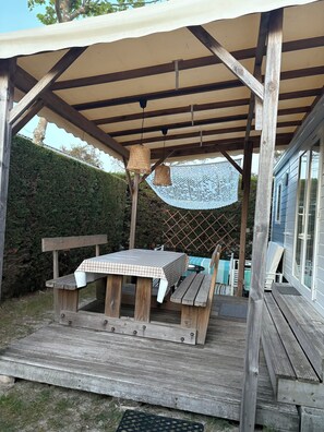 Outdoor dining - Vrbo Property (Messanges)