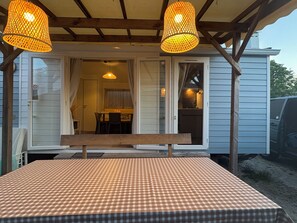 Outdoor dining - Vrbo Property (Messanges)