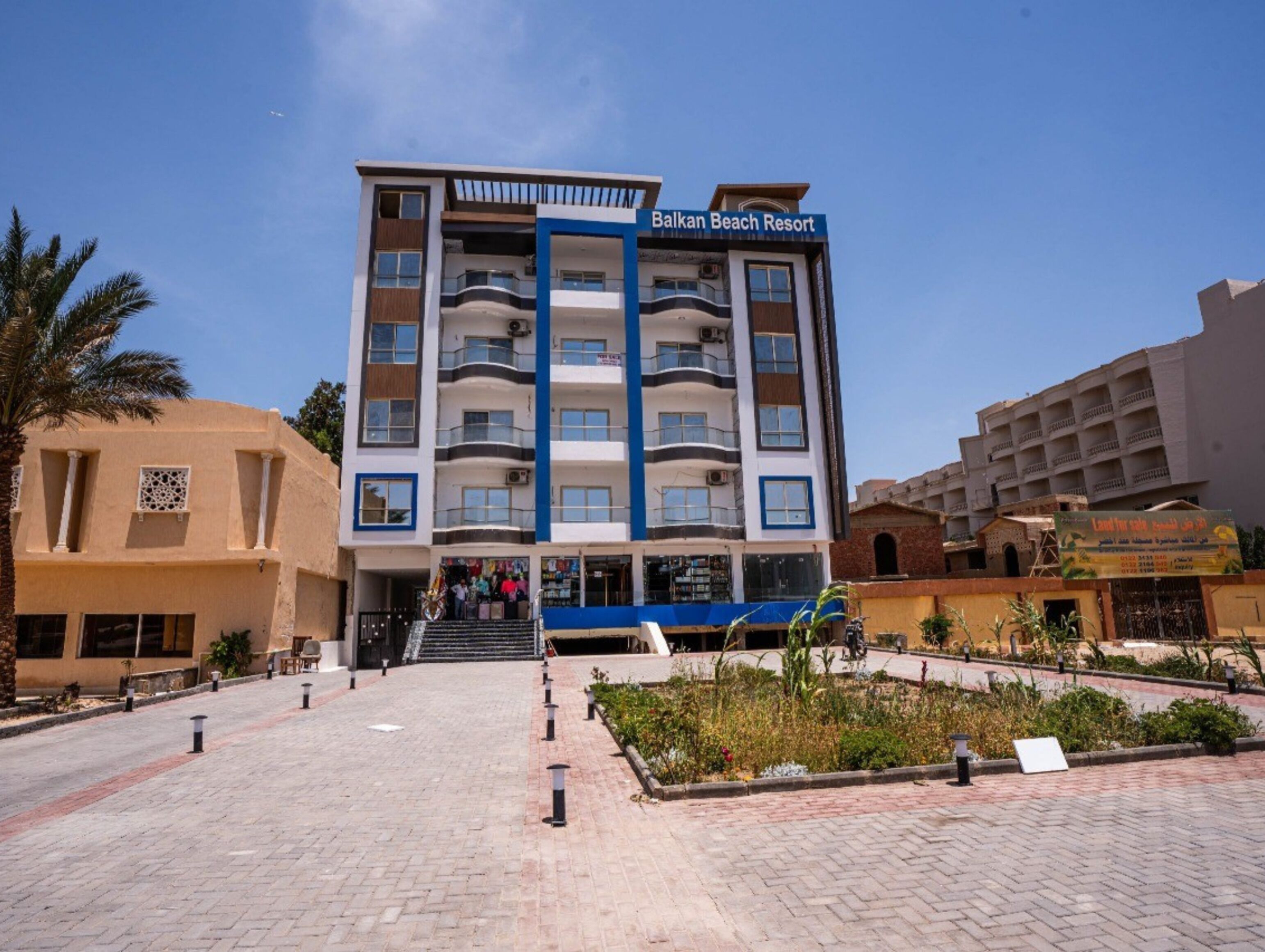 Un immeuble à plusieurs étages doté de balcons, portant l’inscription « Balkan Beach Resort ».