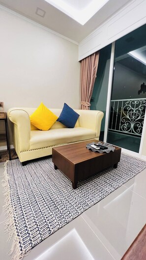 Living area - Luxurious 1-Bedroom Condo with Pool Near Jomtien Beach (Pattaya City)