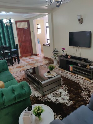 TV, stereo - Spacious 2BR, 3BA great location (Nairobi)