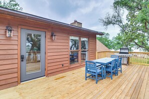 Outdoor dining - Cozy Bayfront Log Cabin! Fishing Pier, Swim Dock! (Gulf Breeze)