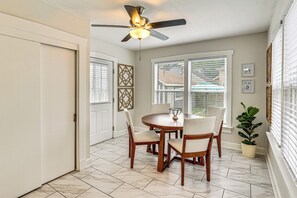 Dining - Walk to Macken Park! 5 Min to Downtown KC (North Kansas City)