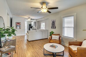 TV - Walk to Macken Park! 5 Min to Downtown KC (North Kansas City)