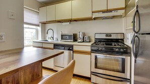 Eine Küche mit Geschirrspüler, Mikrowelle, Toaster, Herd und Kühlschrank.