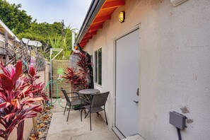 Outdoor dining - Central SoCal Hub! Studio Near Beach & Hospitals (Huntington Beach)