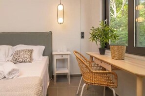 Tabla de planchar con plancha, wifi y ropa de cama 