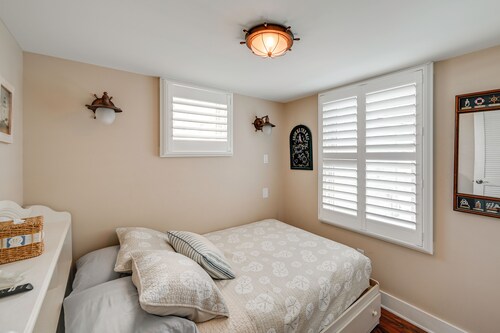 Walk to Bay Village, Beaches & More! Cozy Cottage