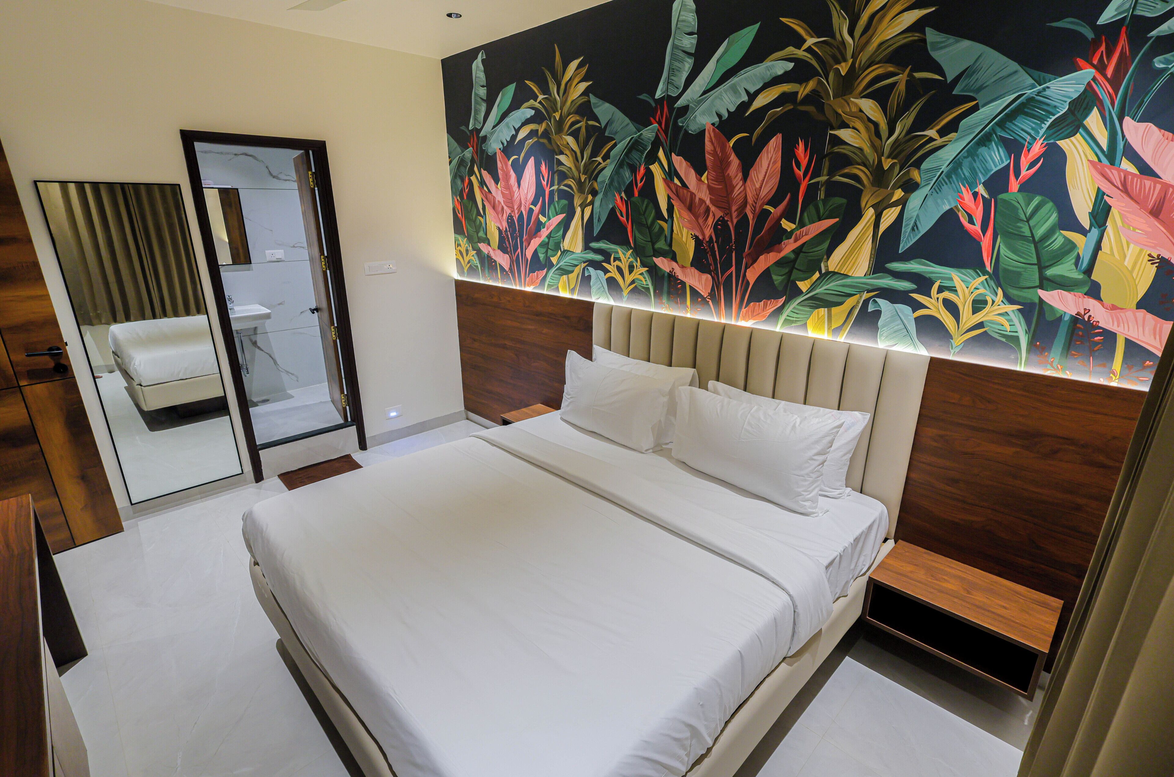 Habitación triple familiar | Ropa de cama de alta calidad y escritorio 