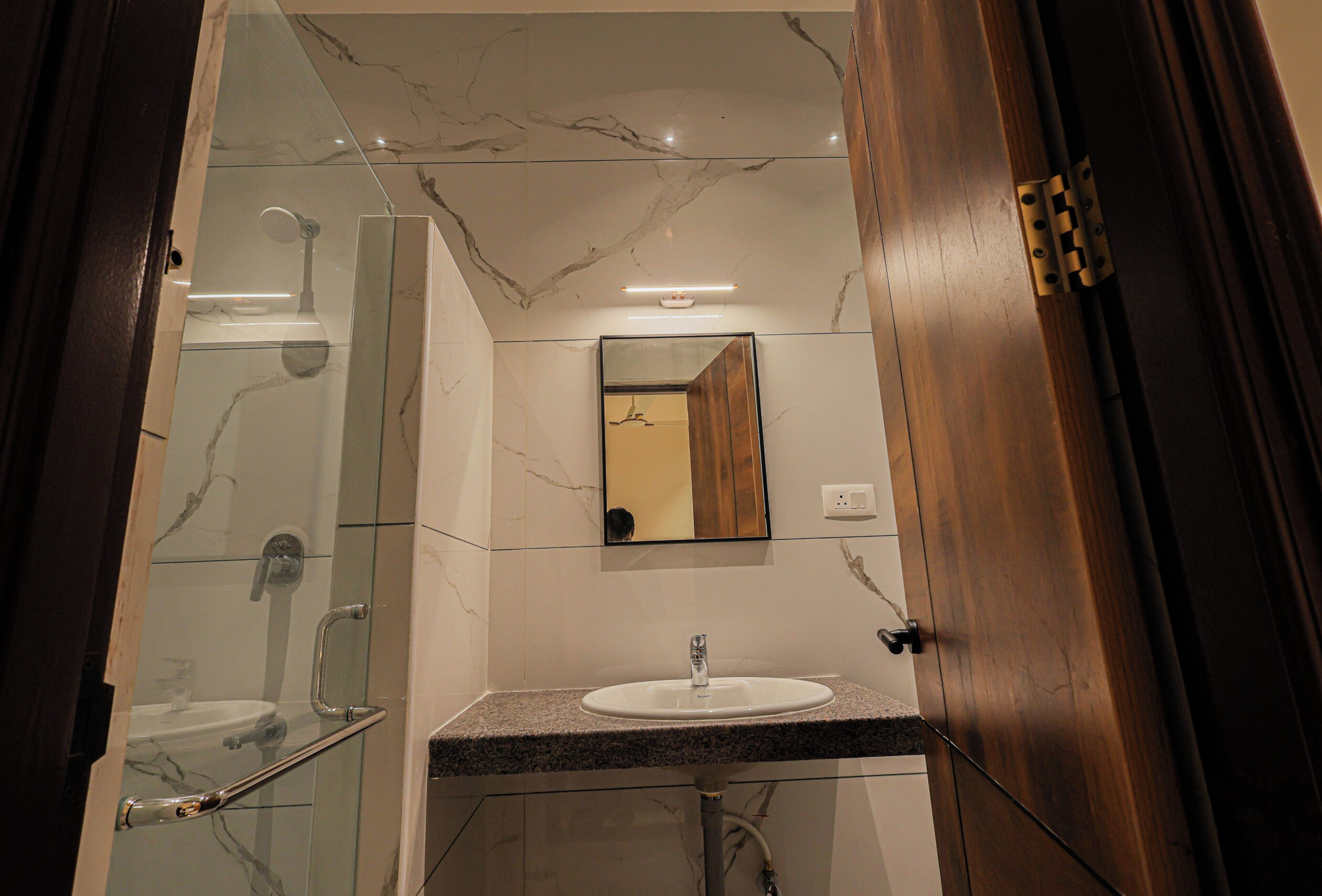 Elite Studio Suite | Bathroom | Shower, free toiletries, hair dryer, towels