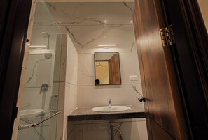 Elite Studio Suite | Bathroom