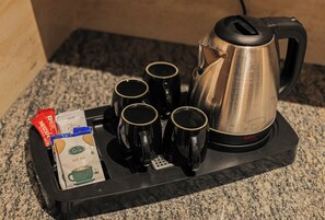 Quarto casal básico, sacada | Café e/ou cafeteira