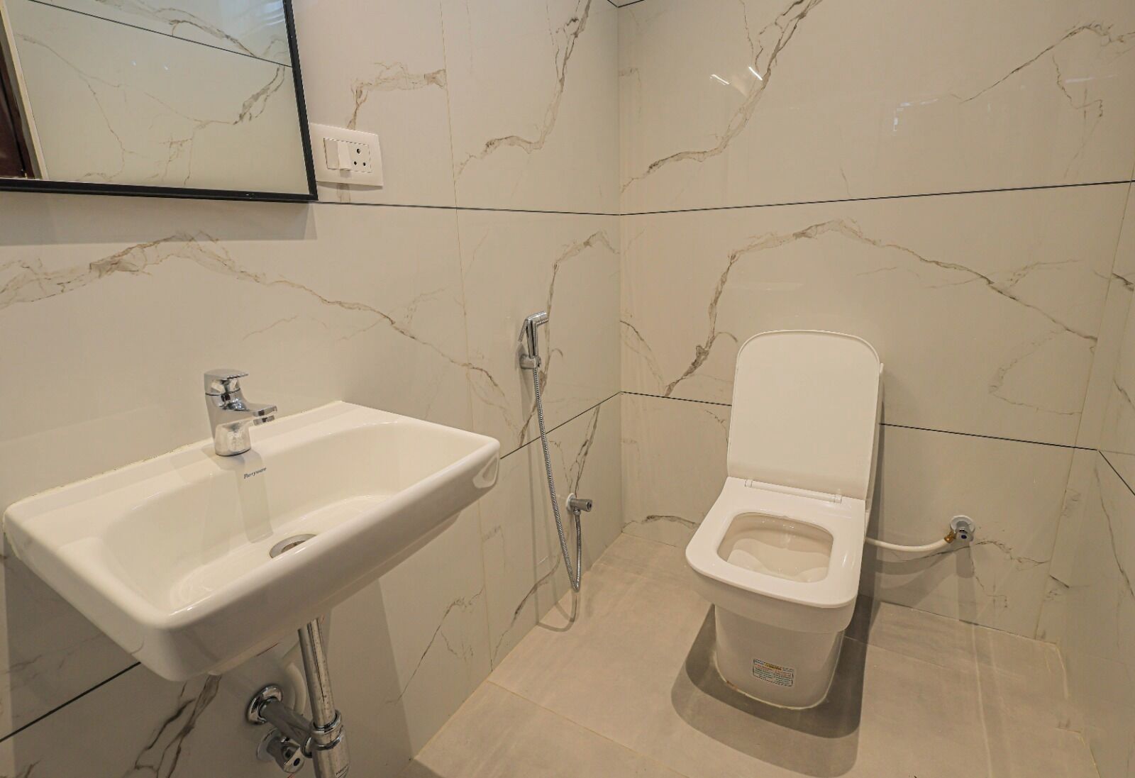Quarto casal básico, sacada | Banheiro | Produtos de toalete grátis, sabonete, shampoo 