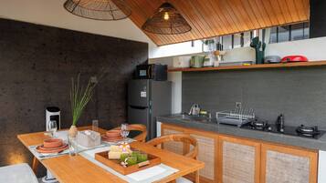 Villa, 2 habitaciones, piscina privada | Cocina privada | Trona infantil